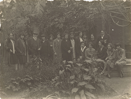 Daniel Hernández y alumnas de la Escuela Nacional de Bellas Artes
