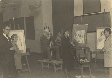 Germán Suárez Vértiz y alumnas en una clase nocturna de pintura
