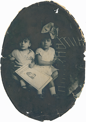 Retrato de niños con la revista ‘Amauta’