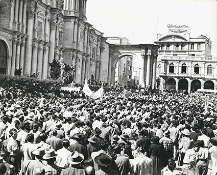Manifestación en la Plaza de Armas de Arequipa