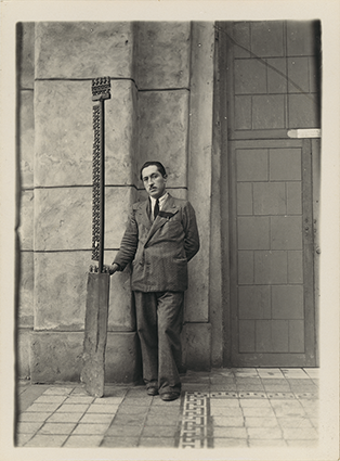 Hombre sosteniendo un remo ceremonial Chimú del Museo Arqueológico