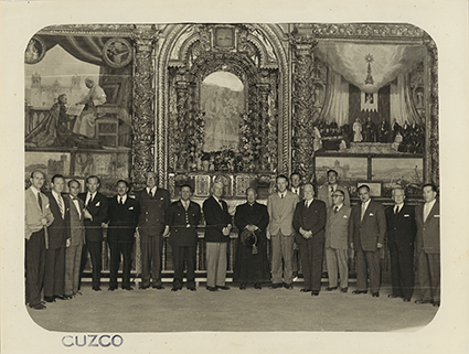 Paul Bryan y William Teeling junto a una comitiva de diplomáticos extranjeros en la Catedral Cusco