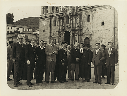 Paul Bryan y William Teeling junto a una comitiva de diplomáticos extranjeros en Cusco