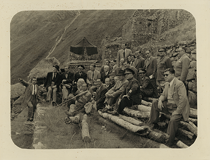 Paul Bryan y William Teeling junto a una comitiva de diplomáticos extranjeros en Machu Picchu