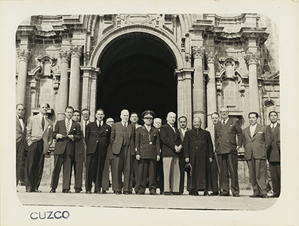 Paul Bryan y William Teeling junto a una comitiva de diplomáticos extranjeros en Cusco