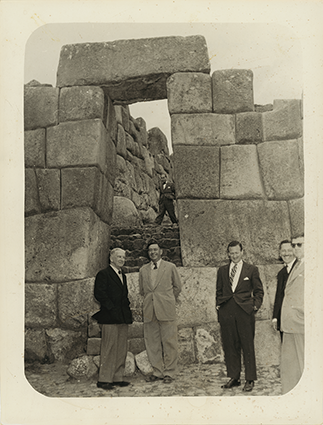 Comitiva de diplomáticos extranjeros en Sacsayhuamán