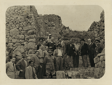 Paul Bryan y William Teeling junto a una comitiva de diplomáticos extranjeros en Machu Picchu