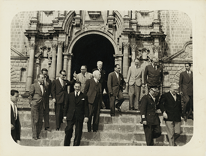 Paul Bryan y William Teeling junto a una comitiva de diplomáticos extranjeros en Cusco