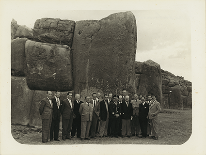 Paul Bryan y William Teeling junto a una comitiva de diplomáticos extranjeros en Sacsayhuamán