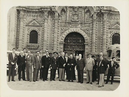 Paul Bryan y William Teeling junto a una comitiva de diplomáticos extranjeros en Cusco