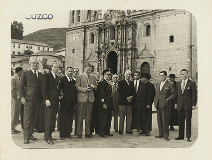 Paul Bryan y William Teeling junto a una comitiva de diplomáticos extranjeros en Cusco