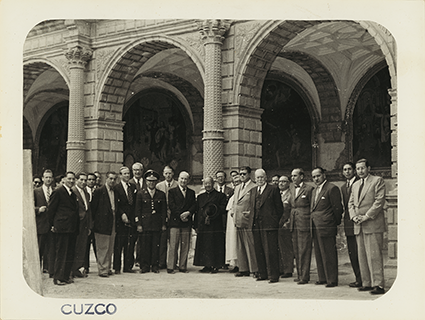 Paul Bryan y William Teeling junto a una comitiva de diplomáticos extranjeros en el convento de Nuestra Señora de la Merced