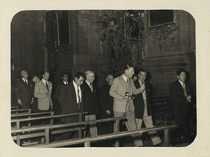 Paul Bryan y William Teeling junto a una comitiva de diplomáticos extranjeros en la iglesia de Nuestra Señora de la Merced