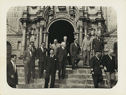 Paul Bryan y William Teeling junto a una comitiva de diplomáticos extranjeros en el Cusco