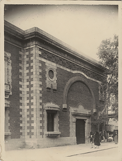 Entrada al salón de actos de la Escuela Nacional de Bellas Artes