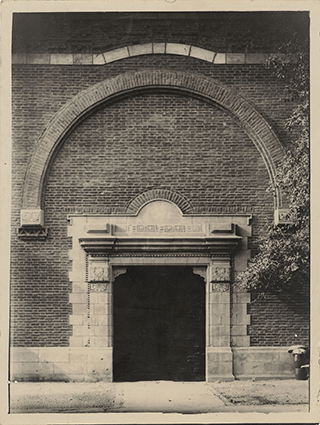 Entrada al salón de actos de la Escuela Nacional de Bellas Artes