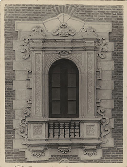 Ventana de la fachada de la Escuela Nacional de Bellas Artes