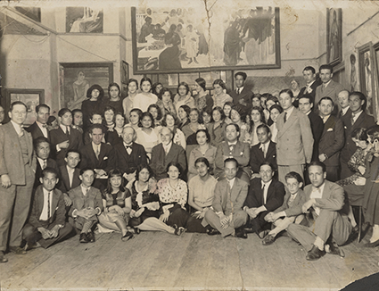Daniel Hernández y sus alumnos en la fiesta de la Escuela Nacional de Bellas Artes