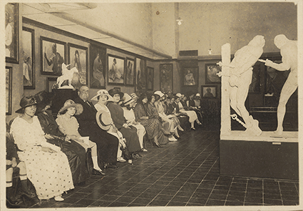 En la exposición oficial de la Escuela Nacional de Bellas Artes