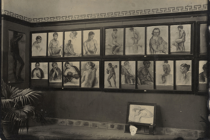 Salón de dibujo de la primera exposición oficial de la Escuela Nacional de Bellas Artes