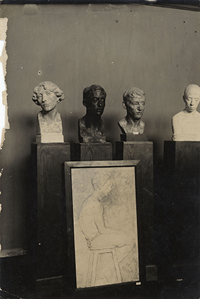 Esculturas de la primera exposición oficial de la Escuela Nacional de Bellas Artes
