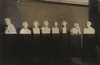 Esculturas de la primera exposición oficial de la Escuela Nacional de Bellas Artes