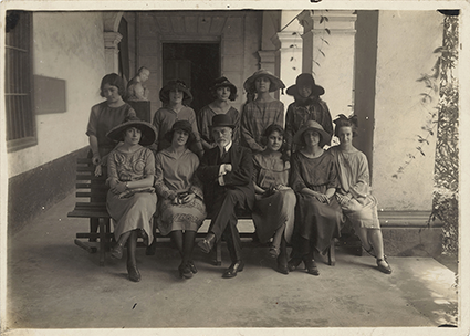 Daniel Hernández y alumnas de la Escuela Nacional de Bellas Artes