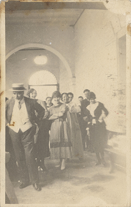 Daniel Hernández y alumnas de la Escuela Nacional de Bellas Artes