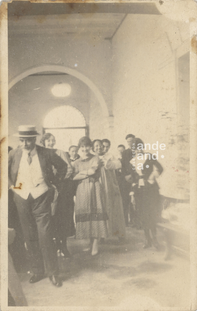 Daniel Hernández y alumnas de la Escuela Nacional de Bellas Artes