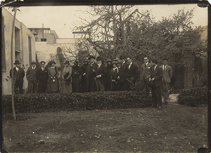 Daniel Hernández y comitiva en el tercer patio de la Escuela Nacional de Bellas Artes