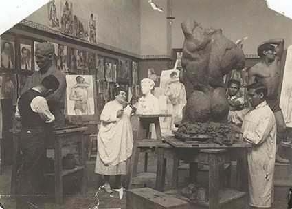 Carmen Saco en el taller de escultura de la Escuela Nacional de Bellas Artes
