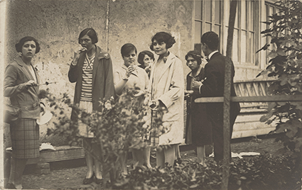 Germán Suárez Vértiz y alumnas de la Escuela Nacional de Bellas Artes