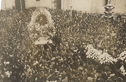 Encuentro de la procesión del Señor de los Milagros con el féretro de Daniel Hernández
