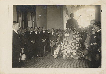 Ceremonia al pie de la escultura de Javier Prado en la Universidad Mayor de San Marcos