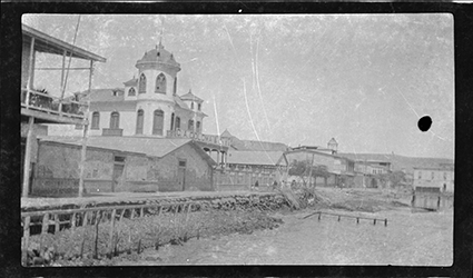 Vista de la casa Raygada en el malecón de Paita