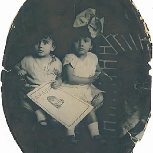 Retrato de niños con la revista ‘Amauta’