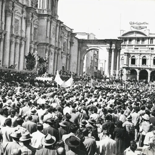 Manifestación en la Plaza de Armas de Arequipa