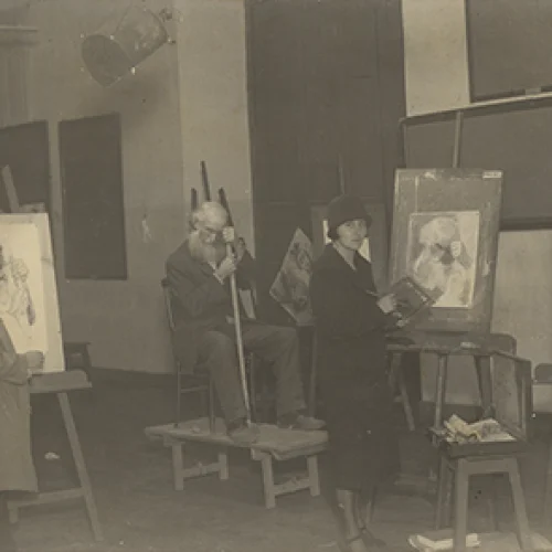Germán Suárez Vértiz y alumnas en una clase nocturna de pintura