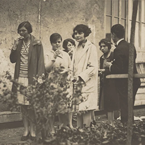 Germán Suárez Vértiz y alumnas de la Escuela Nacional de Bellas Artes