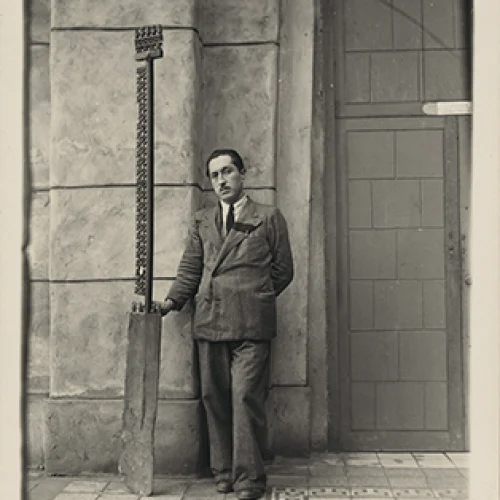 Hombre sosteniendo un remo ceremonial Chimú del Museo Arqueológico