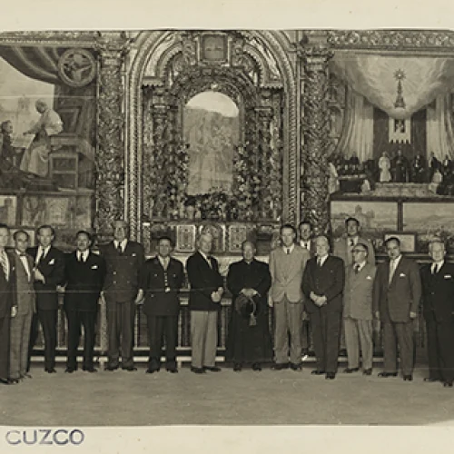 Paul Bryan y William Teeling junto a una comitiva de diplomáticos extranjeros en la Catedral Cusco