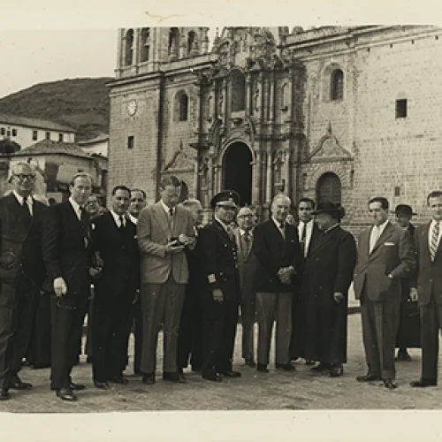 Paul Bryan y William Teeling junto a una comitiva de diplomáticos extranjeros en Cusco