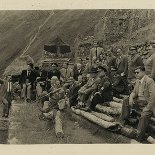 Paul Bryan y William Teeling junto a una comitiva de diplomáticos extranjeros en Machu Picchu