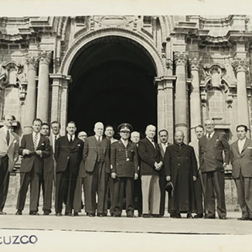 Paul Bryan y William Teeling junto a una comitiva de diplomáticos extranjeros en Cusco
