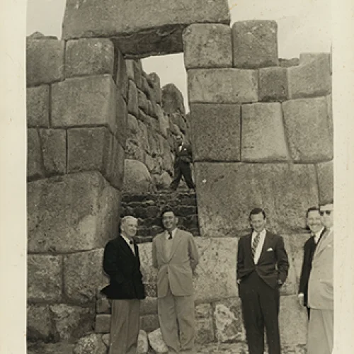 Comitiva de diplomáticos extranjeros en Sacsayhuamán