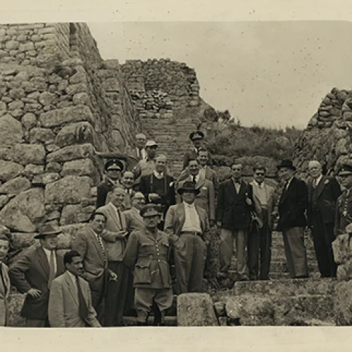 Paul Bryan y William Teeling junto a una comitiva de diplomáticos extranjeros en Machu Picchu