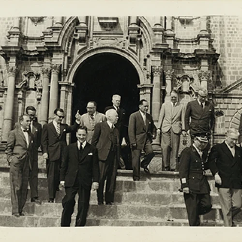 Paul Bryan y William Teeling junto a una comitiva de diplomáticos extranjeros en Cusco