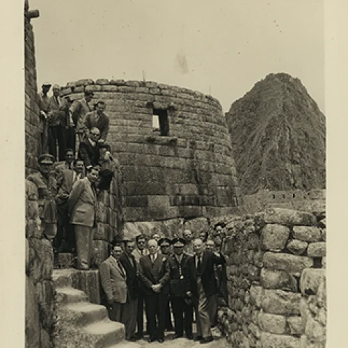 Paul Bryan y William Teeling junto a una comitiva de diplomáticos extranjeros en Machu Picchu