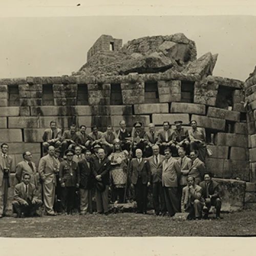 Paul Bryan y William Teeling junto a una comitiva de diplomáticos extranjeros en Machu Picchu