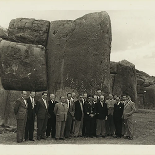 Paul Bryan y William Teeling junto a una comitiva de diplomáticos extranjeros en Sacsayhuamán